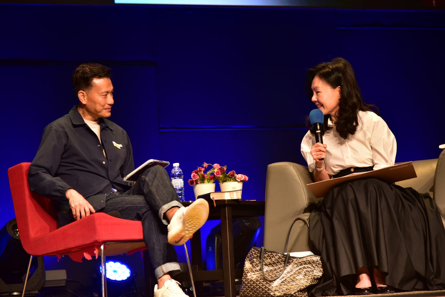 A facilitated leadership conversation on stage
